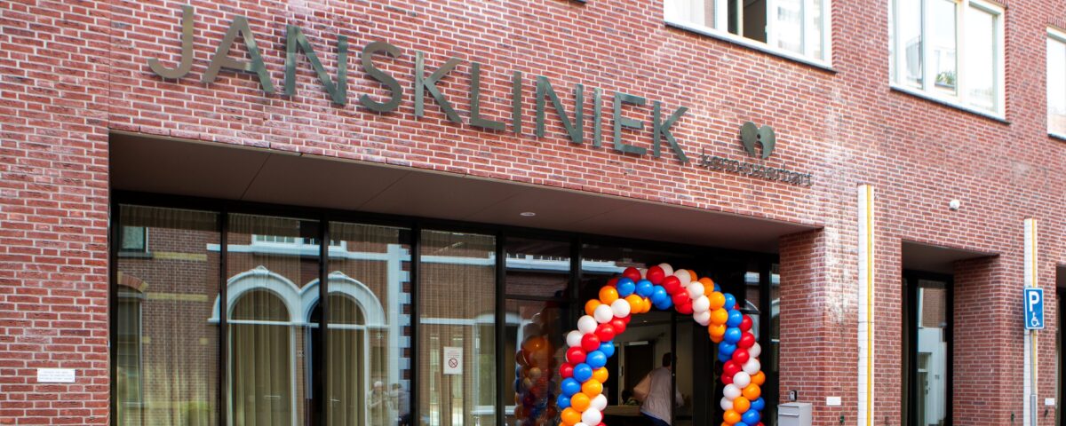 Voorkant van de Janskliniek.
