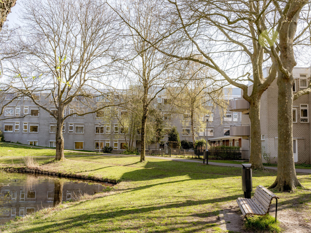 Foto gebouw Molenburg met groen er omheen