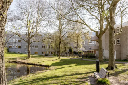 Foto gebouw Molenburg in het groen