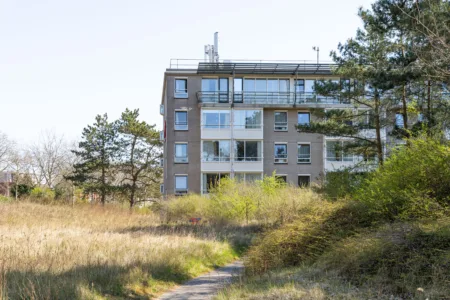 foto van ver af van gebouw in de duinen