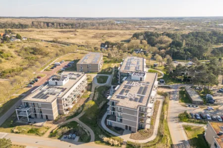 Foto bovenaanzicht Huis in de duinen met duinen op de achtergrond