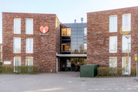 Voorkant van gebouw meerleven