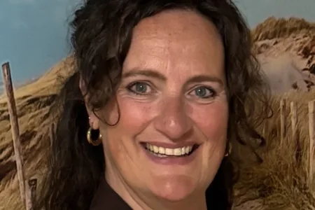 Lachende vrouw voor duinen afbeelding