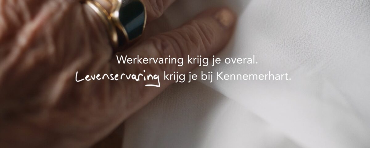 Gerimpelde hand met quote 'Werkervaring krijg je overal. Levenservaring krijg je bij Kennemerhart.'
