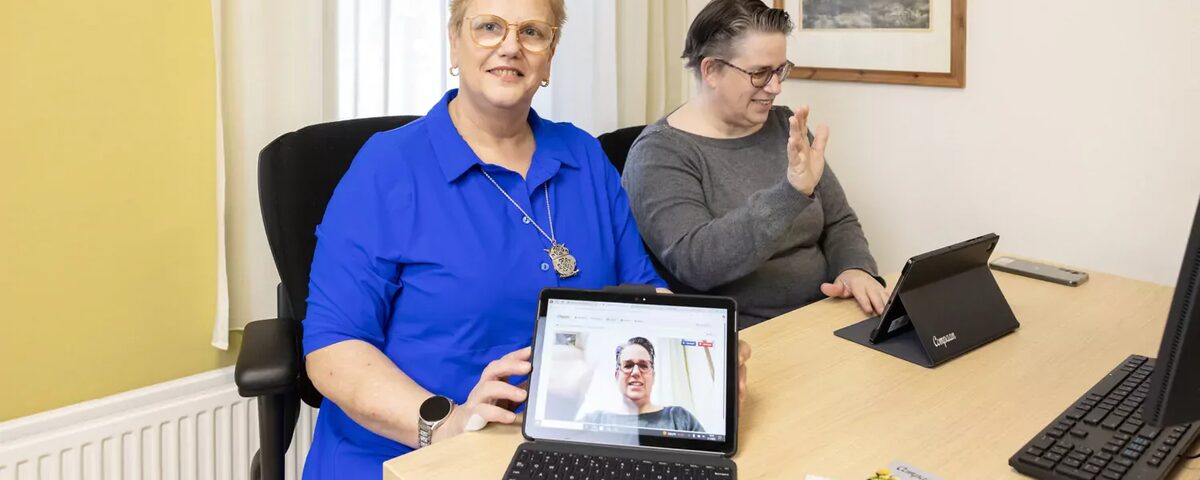 Twee collega's aan bureau met tablets