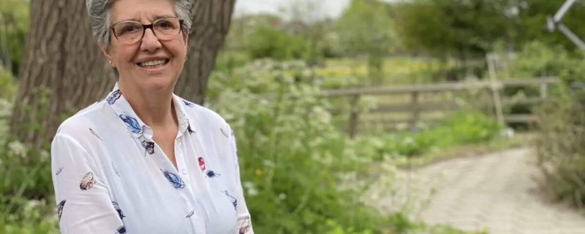 vrouw buiten voor een boom