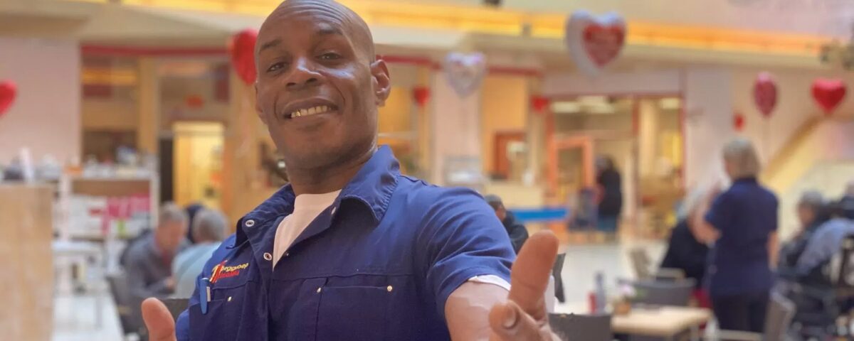 Blije medewerker met handen naar voren