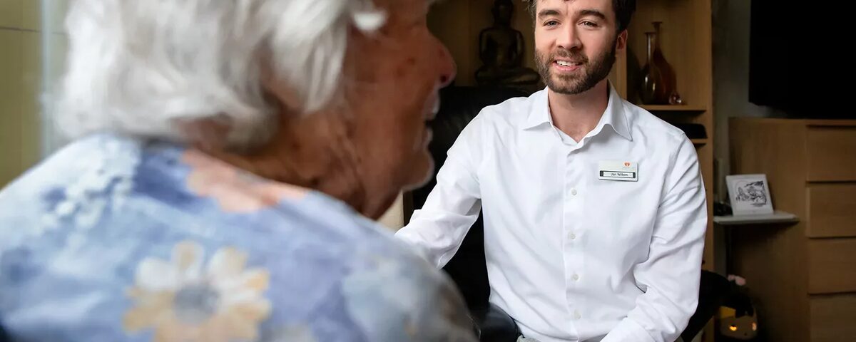 oudere vrouw met mannelijke zorgmedewerker