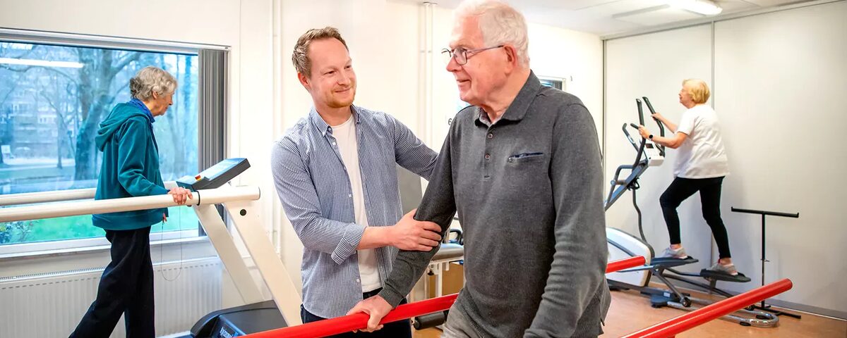 fysiotherapeut helpt man bij oefeningen fysiotherapie