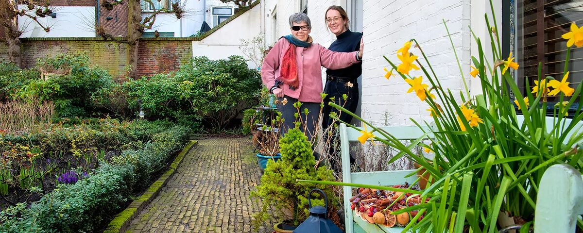 twee vrouwen bij huis in de tuin