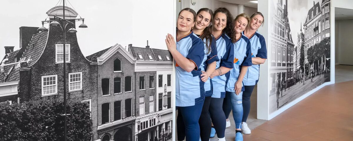vijf zorgmedewerkers achter elkaar