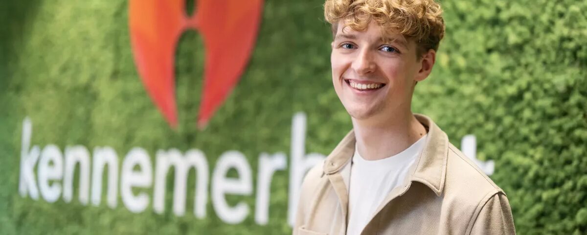 jongen staat voor kennemerhart gras wand