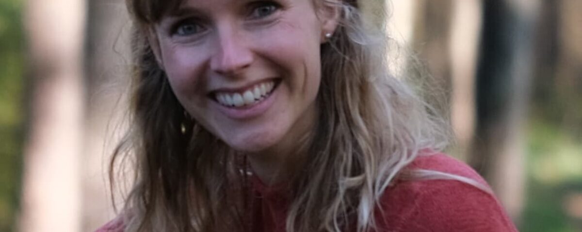 Foto van lachende vrouw buiten in het bos