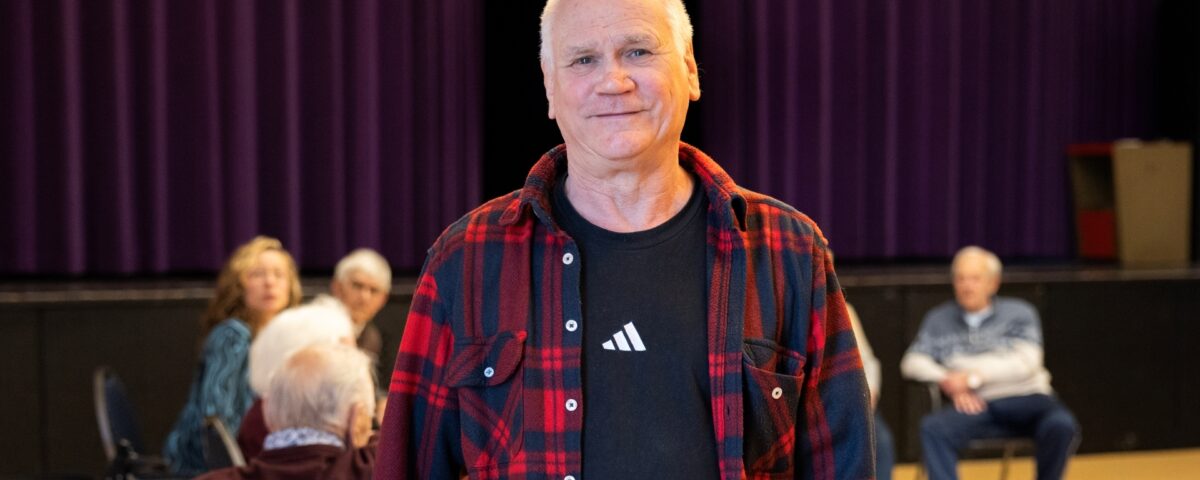 Man staat in dagbesteding zaal