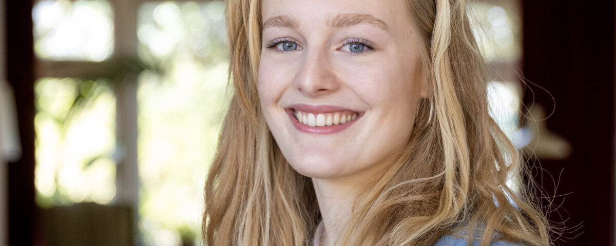 lachende vrouw in kamer