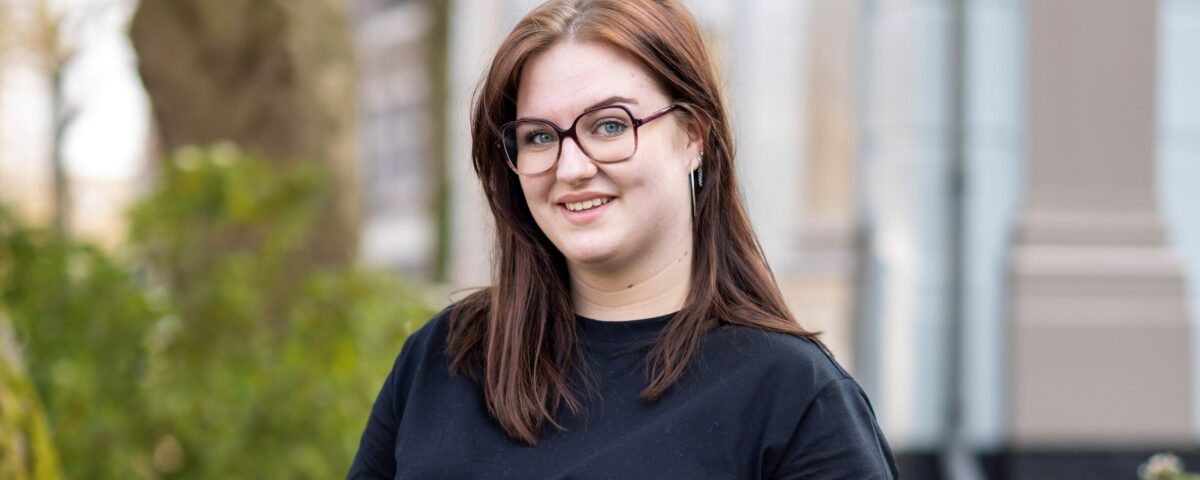 vrouw met bril buiten