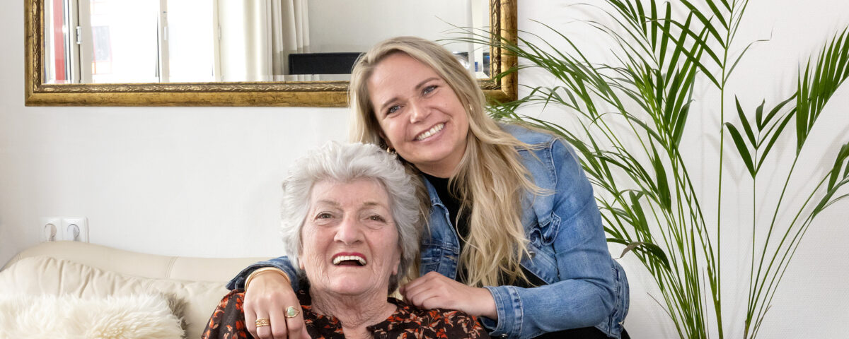 client in rolstoel met daar achter vrouw