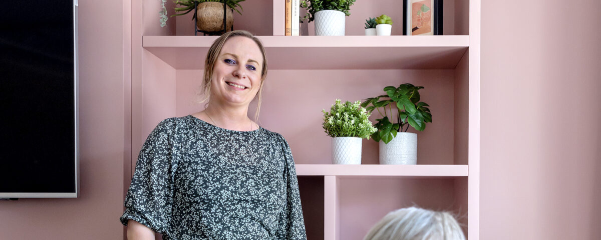 zorgmedewerker bij client in stoel