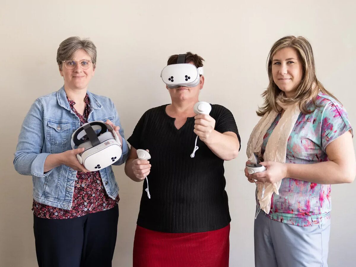 drie vrouwen naast elkaar met vr bril