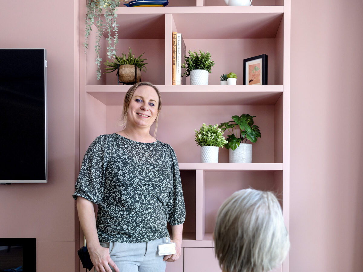 zorgmedewerker bij client in stoel