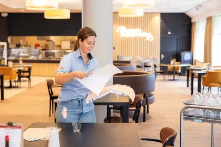 medewerker aan het werk in restaurant