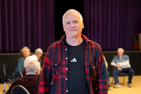Man staat in dagbesteding zaal