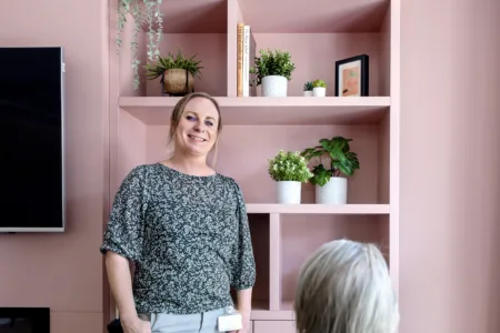 zorgmedewerker bij client in stoel