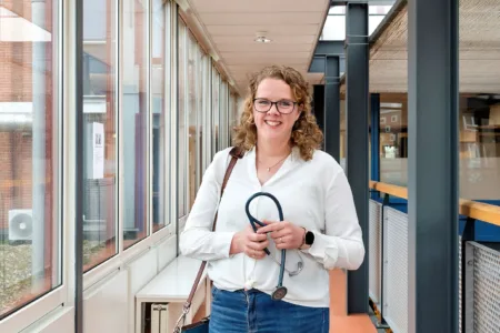Vrouw in gang met stethoscoop