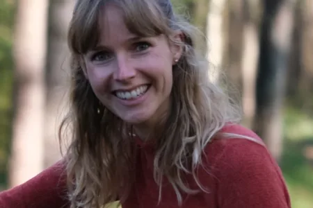 Foto van lachende vrouw buiten in het bos