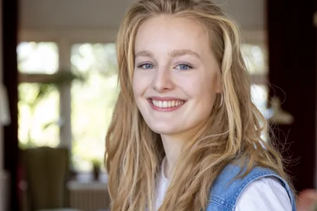 lachende vrouw in kamer