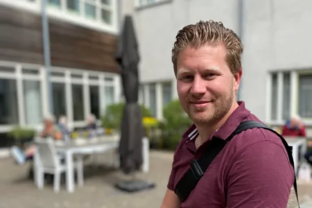 man zittend op tafel buiten