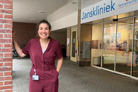 zorgmedewerker buiten bij muur voor janskliniek