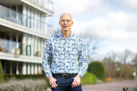 foto van man buiten op straat