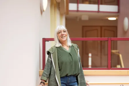 vrouw tegen armleuning aan gesteund