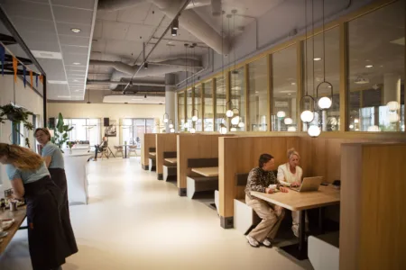 restaurant janskliniek met twee collega's aan tafel met laptop