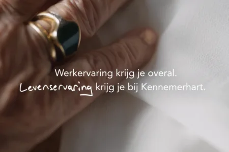 Gerimpelde hand met quote 'Werkervaring krijg je overal. Levenservaring krijg je bij Kennemerhart.'