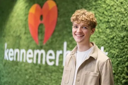jongen staat voor kennemerhart gras wand