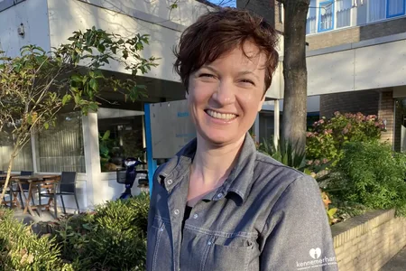vrouwelijke medewerker kennemerhart buiten