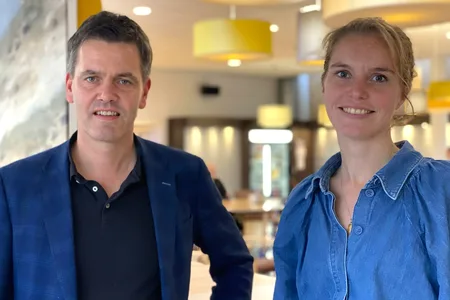 man en vrouw naast elkaar in blauwe kleding