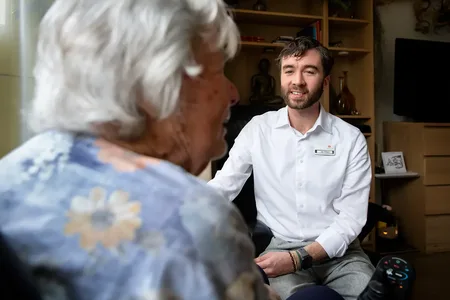 oudere vrouw met mannelijke zorgmedewerker