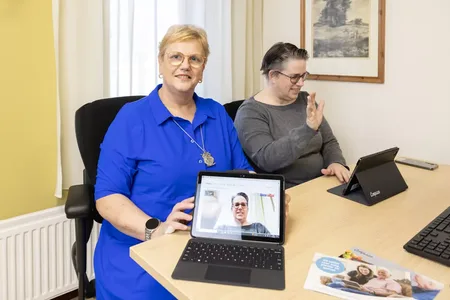 Twee collega's aan bureau met tablets