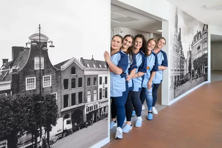 vijf zorgmedewerkers achter elkaar