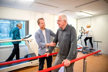 fysiotherapeut helpt man bij oefeningen fysiotherapie
