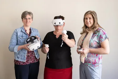 drie vrouwen naast elkaar met vr bril