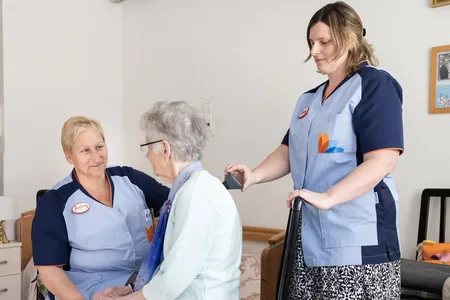 twee zorgmedewerkers met client
