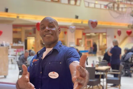 Blije medewerker met handen naar voren