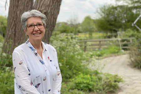 vrouw buiten voor een boom