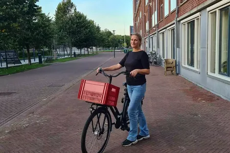 vrouw buiten met fiets