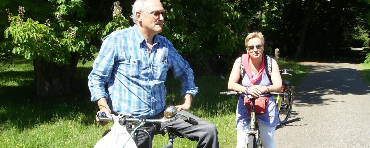 Man en vrouw op fiets