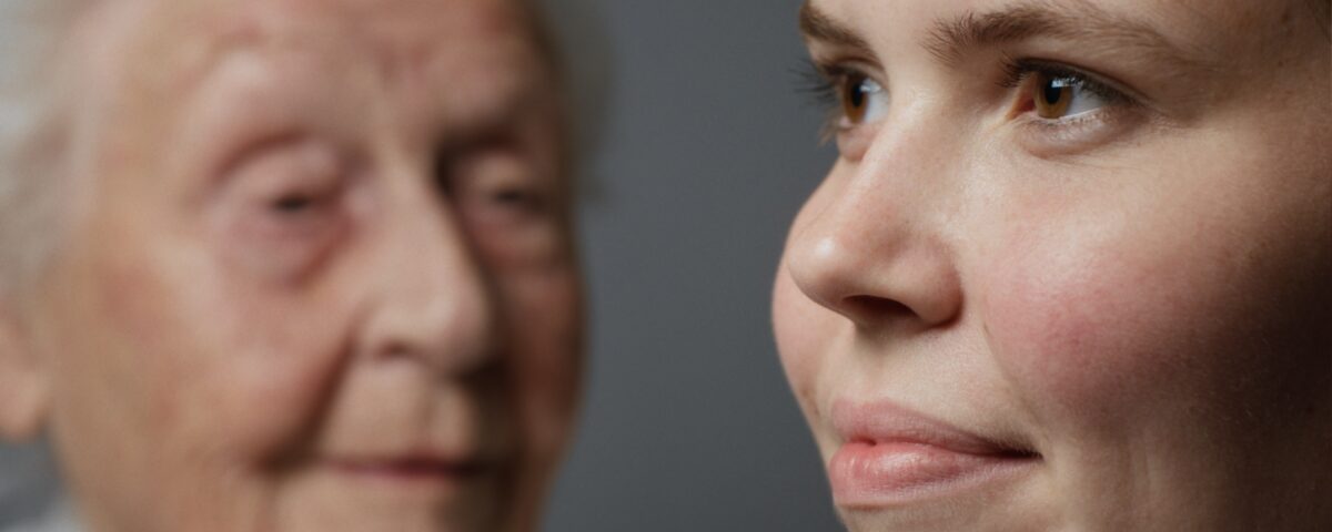 Close up van oudere dame en jonge vrouw